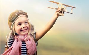 criança menina feliz Obtém ela NIE Sessão